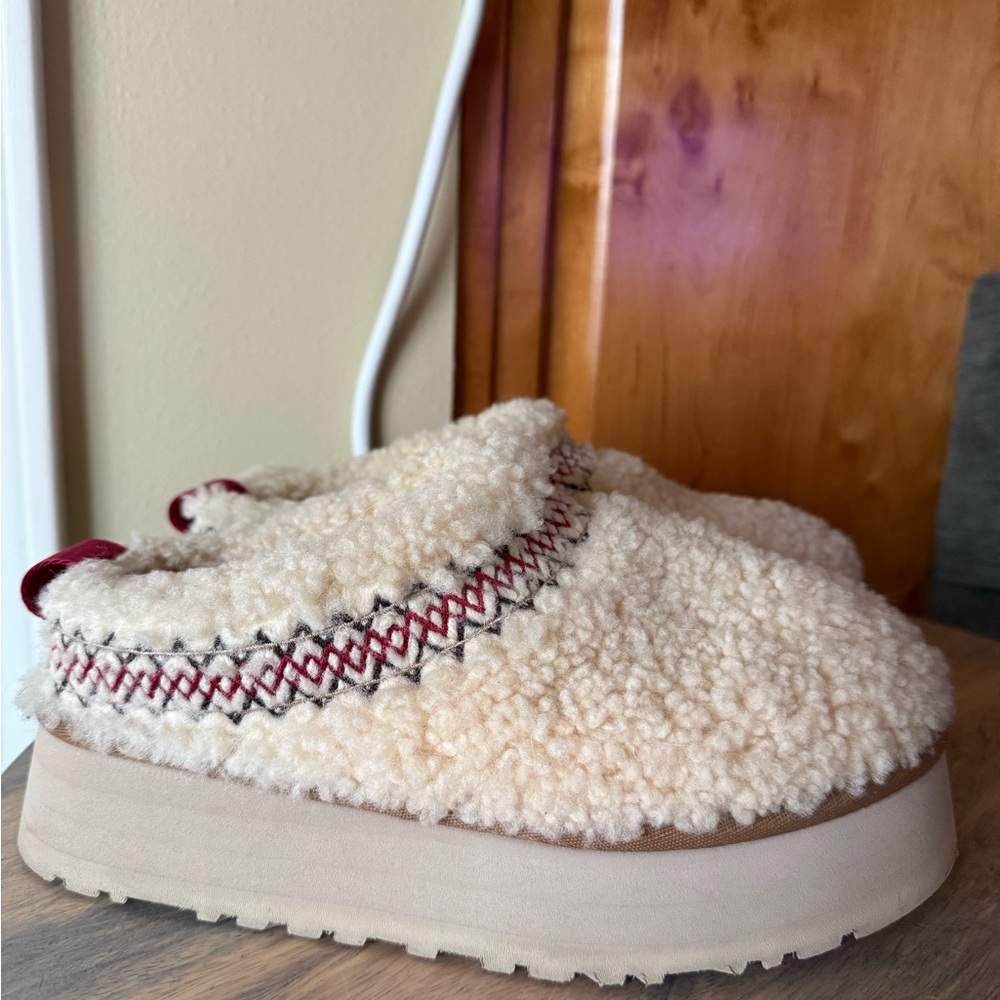 Cozy Ugg Sherpa Slip-On Platform Slippers in Cream with Red Accent